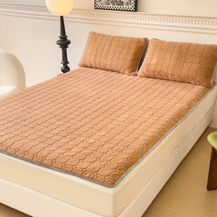 91家纺网 家纺一手货源 找家纺 金丝鸟家纺 2023新款纯色牛奶绒绗缝软床垫 咖色