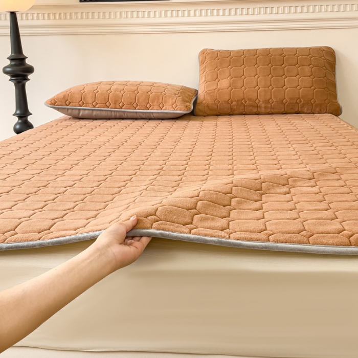 91家纺网 家纺一手货源 找家纺 金丝鸟家纺 2023新款纯色牛奶绒绗缝软床垫 咖色