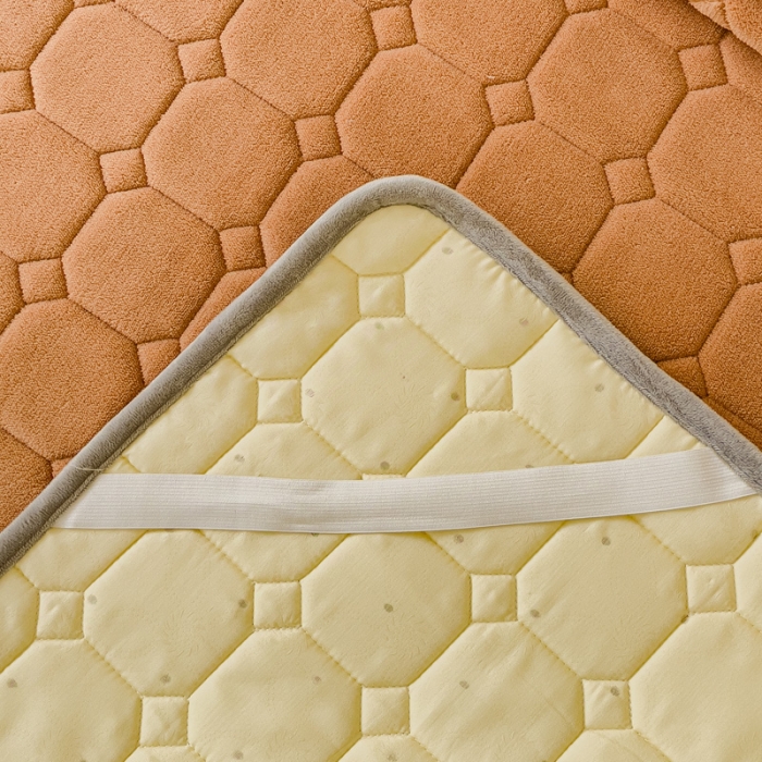 91家纺网 家纺一手货源 找家纺 金丝鸟家纺 2023新款纯色牛奶绒绗缝软床垫 咖色