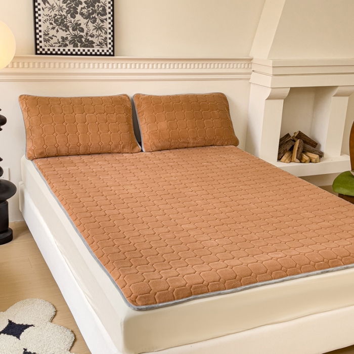 91家纺网 家纺一手货源 找家纺 金丝鸟家纺 2023新款纯色牛奶绒绗缝软床垫 咖色