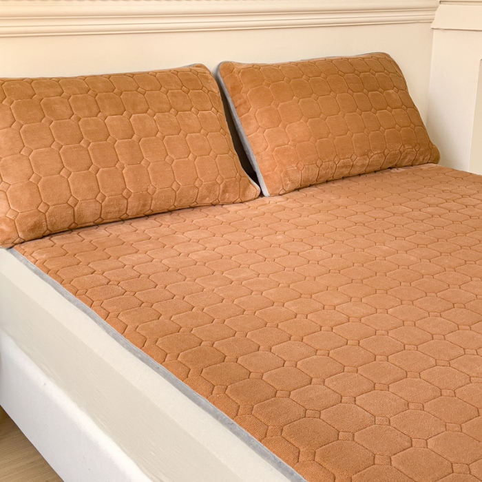 91家纺网 家纺一手货源 找家纺 金丝鸟家纺 2023新款纯色牛奶绒绗缝软床垫 咖色