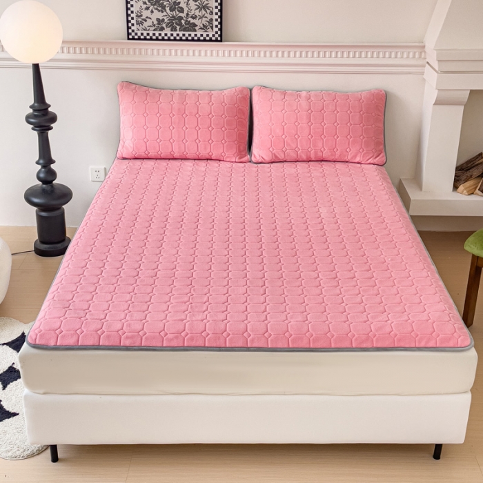 91家纺网 家纺一手货源 找家纺 金丝鸟家纺 2023新款纯色牛奶绒绗缝软床垫 蜜桃粉