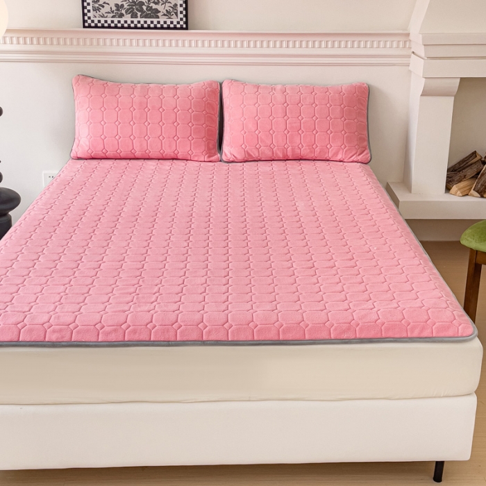 91家纺网 家纺一手货源 找家纺 金丝鸟家纺 2023新款纯色牛奶绒绗缝软床垫 蜜桃粉