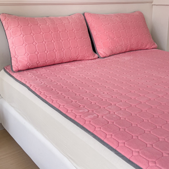 91家纺网 家纺一手货源 找家纺 金丝鸟家纺 2023新款纯色牛奶绒绗缝软床垫 蜜桃粉