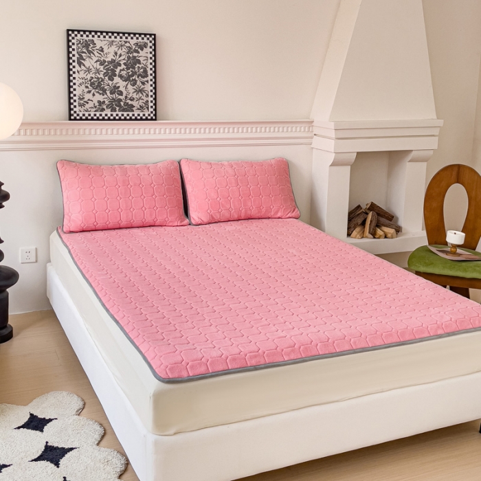 91家纺网 家纺一手货源 找家纺 金丝鸟家纺 2023新款纯色牛奶绒绗缝软床垫 蜜桃粉