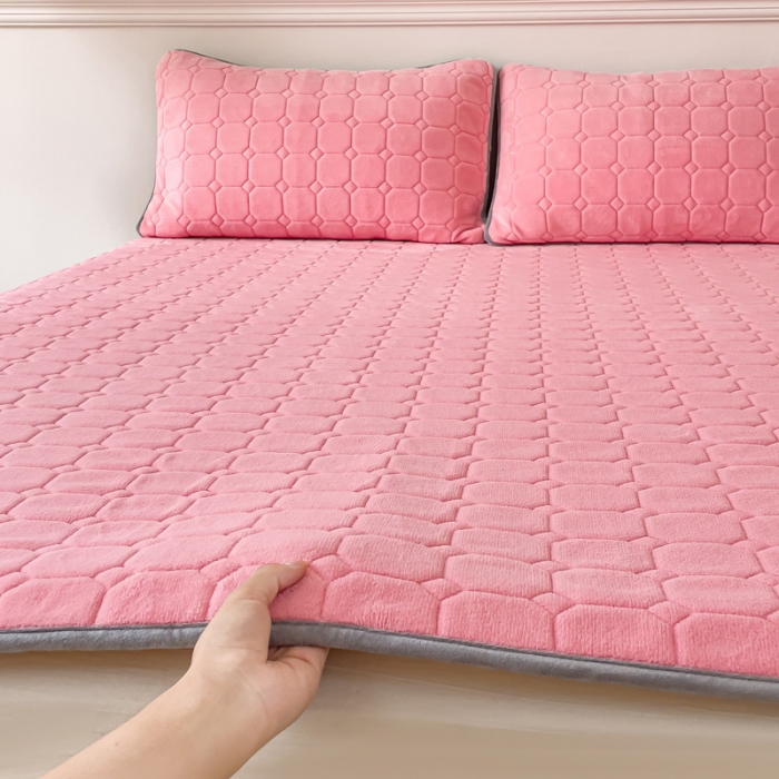 91家纺网 家纺一手货源 找家纺 金丝鸟家纺 2023新款纯色牛奶绒绗缝软床垫 蜜桃粉
