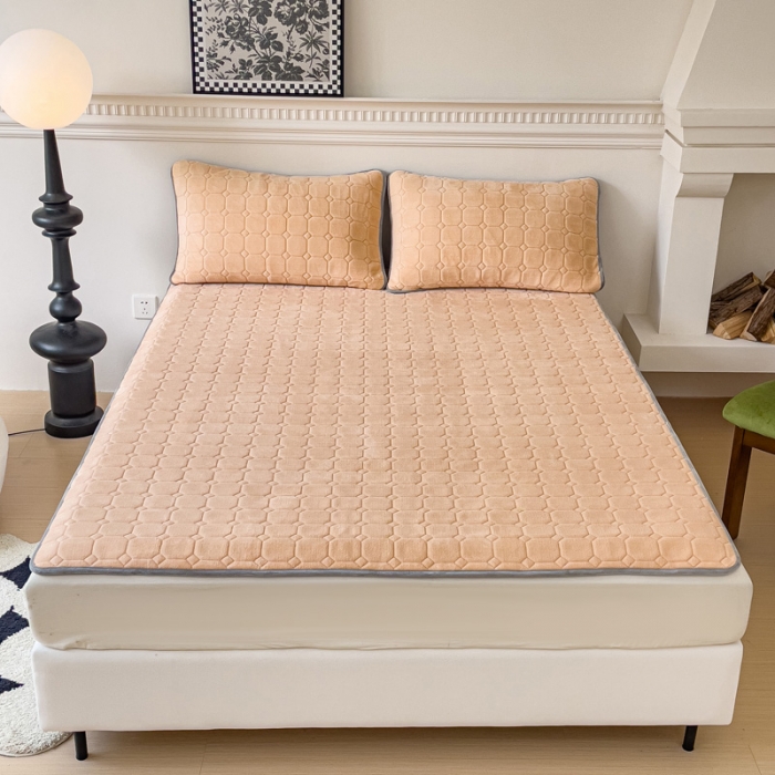 91家纺网 家纺一手货源 找家纺 金丝鸟家纺 2023新款纯色牛奶绒绗缝软床垫 驼色