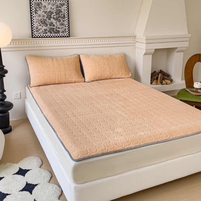 91家纺网 家纺一手货源 找家纺 金丝鸟家纺 2023新款纯色牛奶绒绗缝软床垫 驼色