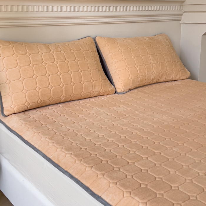 91家纺网 家纺一手货源 找家纺 金丝鸟家纺 2023新款纯色牛奶绒绗缝软床垫 驼色