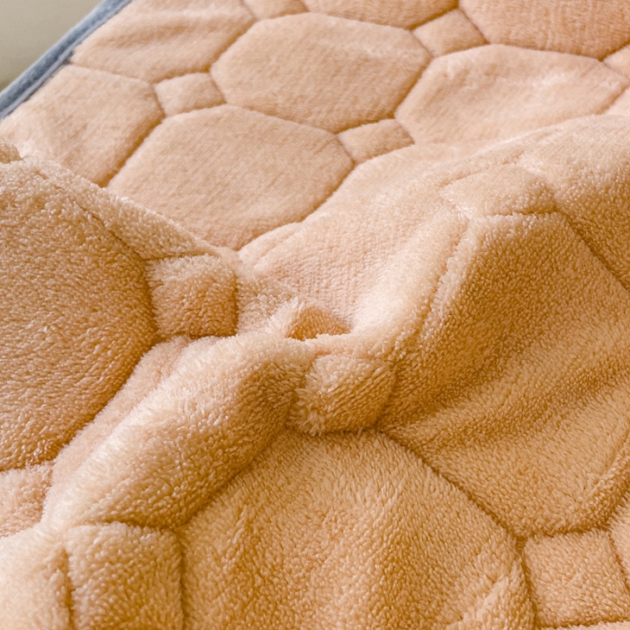 91家纺网 家纺一手货源 找家纺 金丝鸟家纺 2023新款纯色牛奶绒绗缝软床垫 驼色