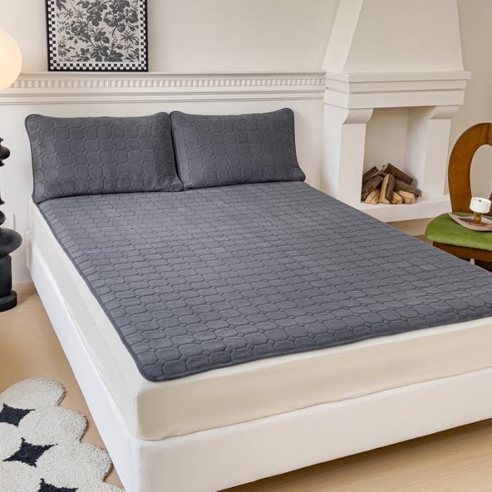 91家纺网 家纺一手货源 找家纺 金丝鸟家纺 2023新款纯色牛奶绒绗缝软床垫 银灰