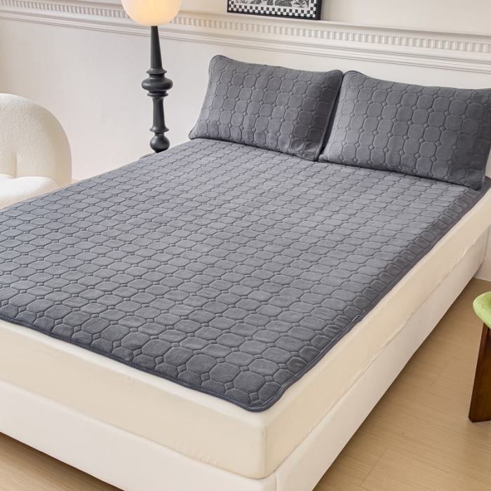 91家纺网 家纺一手货源 找家纺 金丝鸟家纺 2023新款纯色牛奶绒绗缝软床垫 银灰