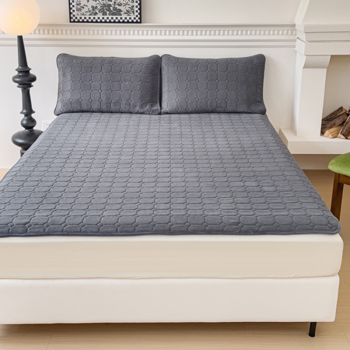 91家纺网 家纺一手货源 找家纺 金丝鸟家纺 2023新款纯色牛奶绒绗缝软床垫 银灰