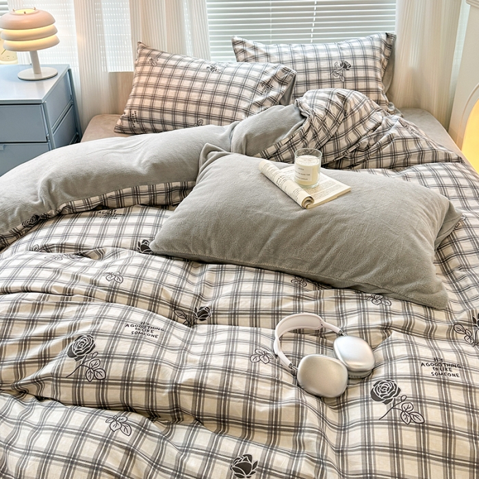 91家纺网 家纺一手货源 找家纺 昔可 2023新款亲肤柔软棉加绒四件套 灰格黑玫瑰