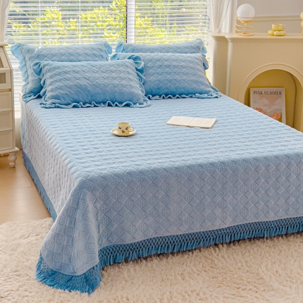 91家纺网 家纺一手货源 找家纺 2025牛奶绒夹棉床盖四件套 纯色雕花单被套加棉床盖三件套流苏款套件