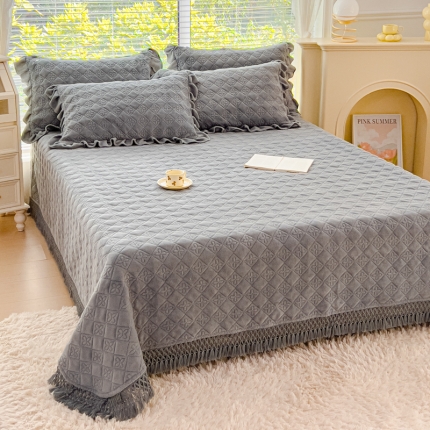 91家纺网 家纺一手货源 找家纺 2025牛奶绒夹棉床盖四件套 纯色雕花单被套加棉床盖三件套流苏款套件