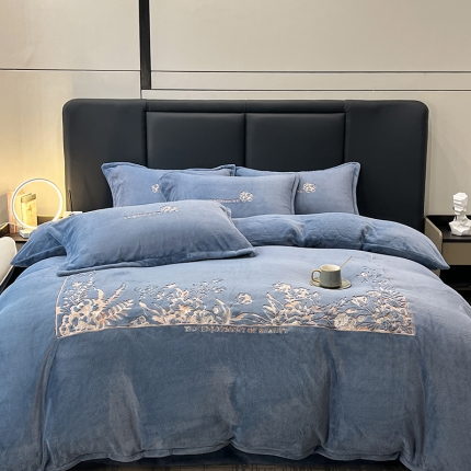 91家纺网 家纺一手货源 找家纺 （总）昊川 2025新款230g高克重全消光牛奶绒绣花四件套-盛世