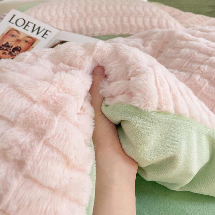 91家纺网 家纺一手货源 找家纺 安哆啦加厚9斤獭兔毛绒兔兔绒剪花牛奶绒四件套纯色双拼系列 柔粉绿