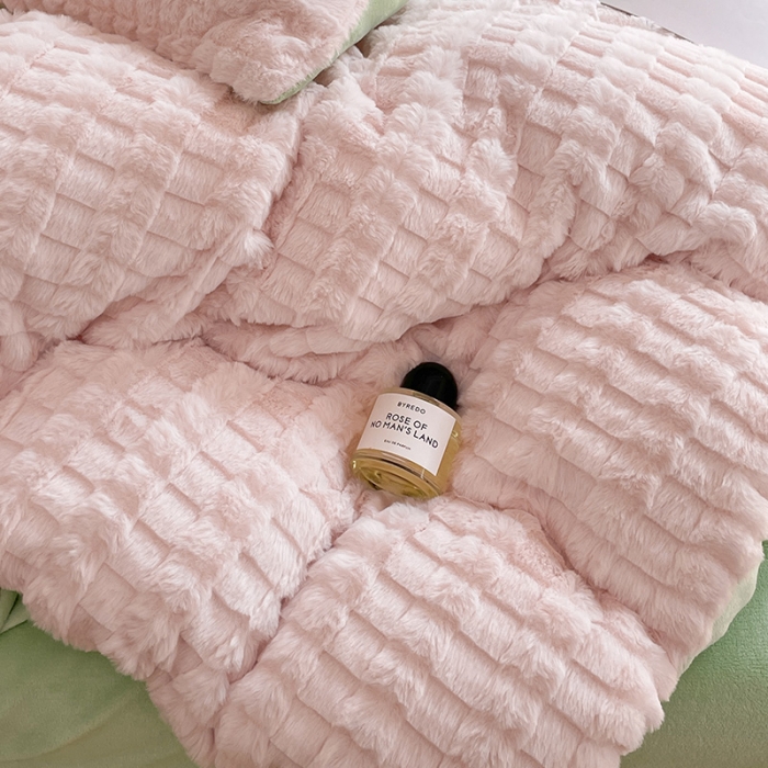 91家纺网 家纺一手货源 找家纺 安哆啦加厚9斤獭兔毛绒兔兔绒剪花牛奶绒四件套纯色双拼系列 柔粉绿