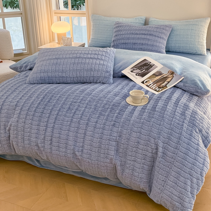 91家纺网 家纺一手货源 找家纺 安哆啦加厚9斤獭兔毛绒兔兔绒剪花牛奶绒四件套纯色双拼系列 宝石蓝