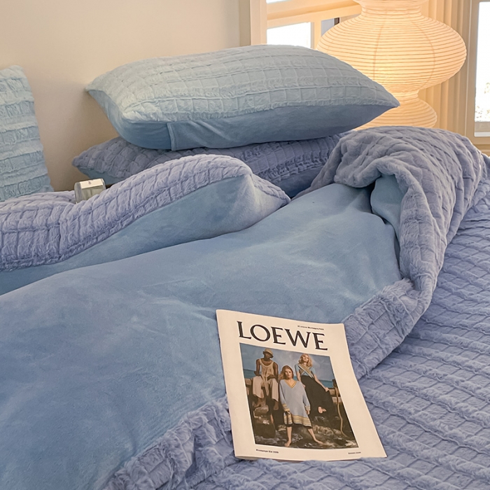 91家纺网 家纺一手货源 找家纺 安哆啦加厚9斤獭兔毛绒兔兔绒剪花牛奶绒四件套纯色双拼系列 宝石蓝