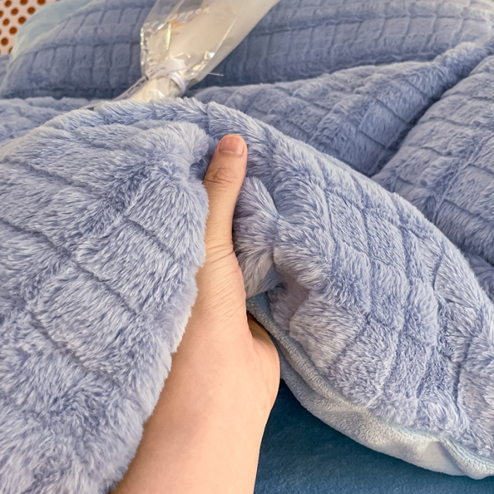 91家纺网 家纺一手货源 找家纺 安哆啦加厚9斤獭兔毛绒兔兔绒剪花牛奶绒四件套纯色双拼系列 宝石蓝