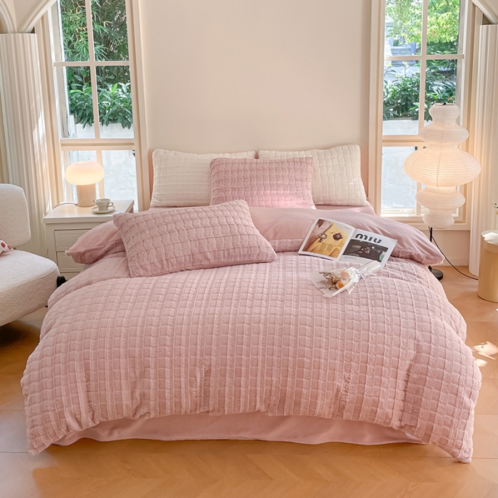 91家纺网 家纺一手货源 找家纺 安哆啦加厚9斤獭兔毛绒兔兔绒剪花牛奶绒四件套纯色双拼系列 蜜桃粉