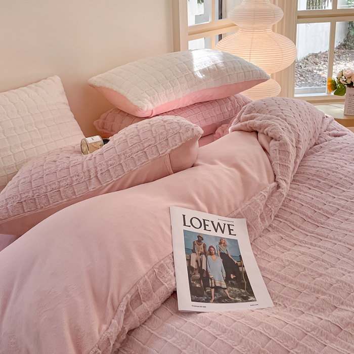 91家纺网 家纺一手货源 找家纺 安哆啦加厚9斤獭兔毛绒兔兔绒剪花牛奶绒四件套纯色双拼系列 蜜桃粉