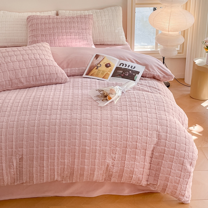 91家纺网 家纺一手货源 找家纺 安哆啦加厚9斤獭兔毛绒兔兔绒剪花牛奶绒四件套纯色双拼系列 蜜桃粉