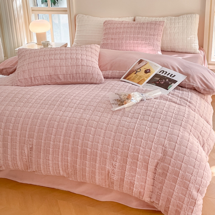 91家纺网 家纺一手货源 找家纺 安哆啦加厚9斤獭兔毛绒兔兔绒剪花牛奶绒四件套纯色双拼系列 蜜桃粉