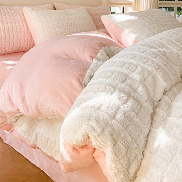 91家纺网 家纺一手货源 找家纺 安哆啦加厚9斤獭兔毛绒兔兔绒剪花牛奶绒四件套纯色双拼系列 奶白粉