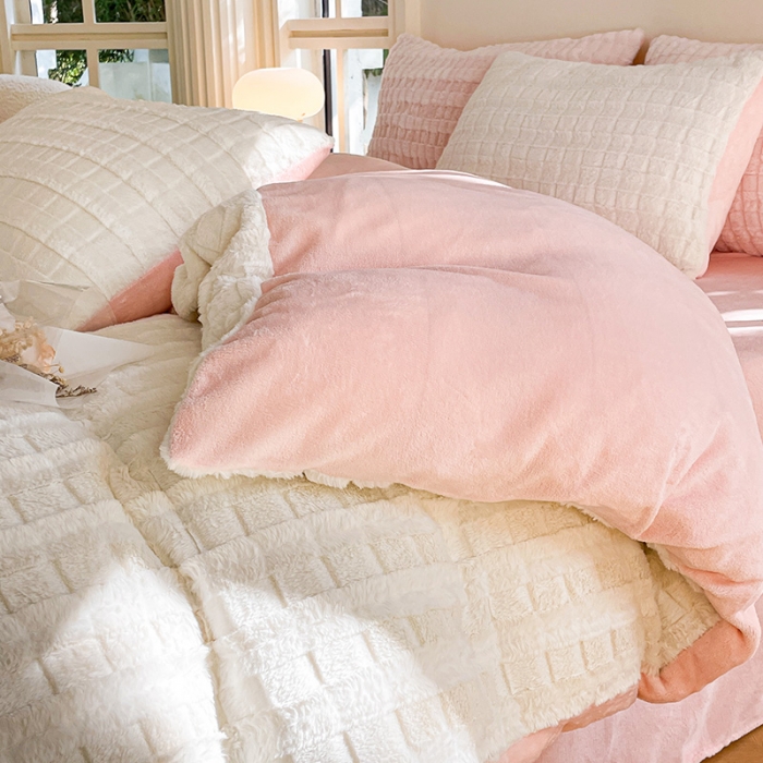 91家纺网 家纺一手货源 找家纺 安哆啦加厚9斤獭兔毛绒兔兔绒剪花牛奶绒四件套纯色双拼系列 奶白粉