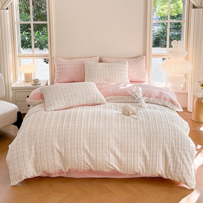 91家纺网 家纺一手货源 找家纺 安哆啦加厚9斤獭兔毛绒兔兔绒剪花牛奶绒四件套纯色双拼系列 奶白粉