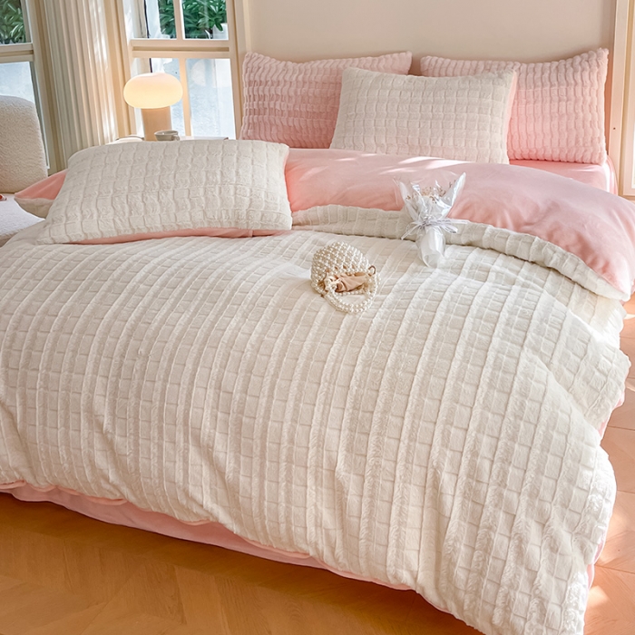 91家纺网 家纺一手货源 找家纺 安哆啦加厚9斤獭兔毛绒兔兔绒剪花牛奶绒四件套纯色双拼系列 奶白粉