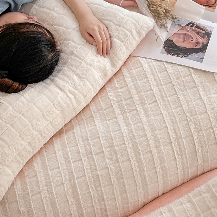 91家纺网 家纺一手货源 找家纺 安哆啦加厚9斤獭兔毛绒兔兔绒剪花牛奶绒四件套纯色双拼系列 奶白粉