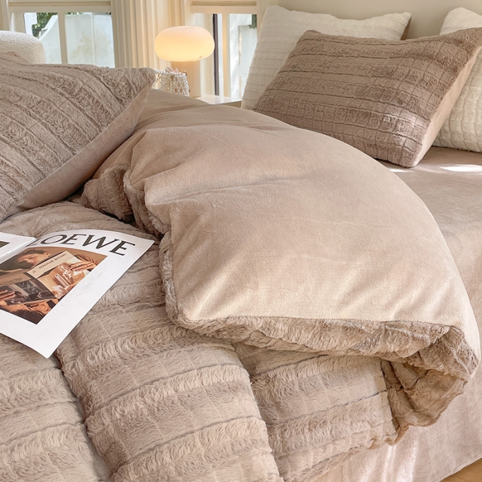 91家纺网 家纺一手货源 找家纺 安哆啦加厚9斤獭兔毛绒兔兔绒剪花牛奶绒四件套纯色双拼系列 奶咖