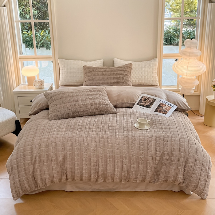 91家纺网 家纺一手货源 找家纺 安哆啦加厚9斤獭兔毛绒兔兔绒剪花牛奶绒四件套纯色双拼系列 奶咖