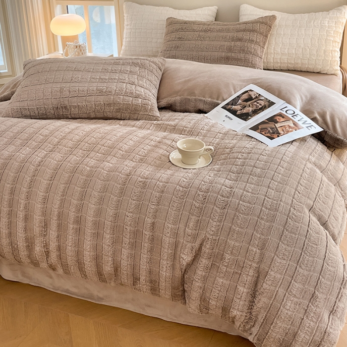 91家纺网 家纺一手货源 找家纺 安哆啦加厚9斤獭兔毛绒兔兔绒剪花牛奶绒四件套纯色双拼系列 奶咖