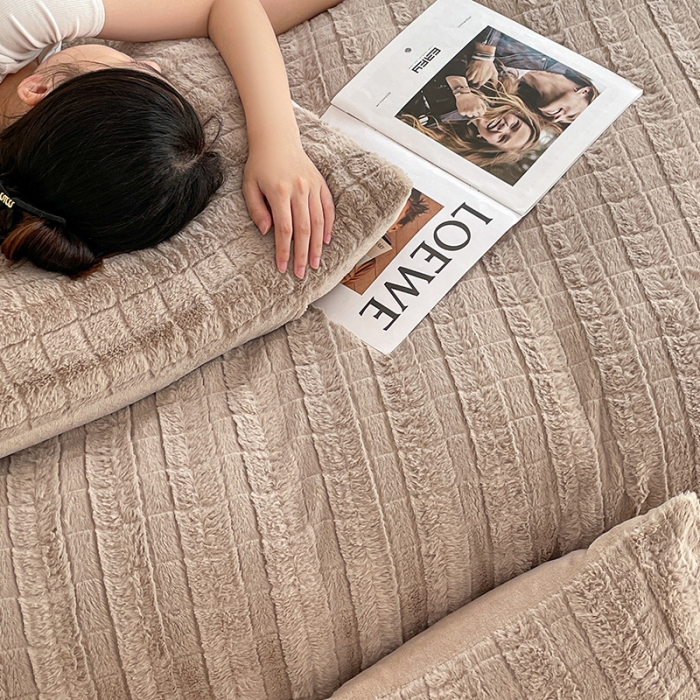 91家纺网 家纺一手货源 找家纺 安哆啦加厚9斤獭兔毛绒兔兔绒剪花牛奶绒四件套纯色双拼系列 奶咖