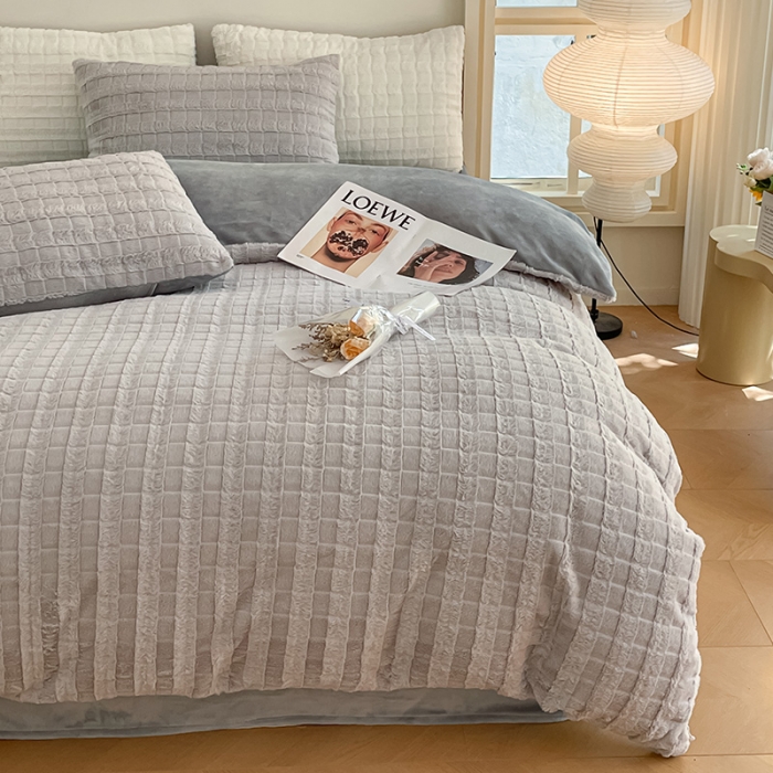 91家纺网 家纺一手货源 找家纺 安哆啦加厚9斤獭兔毛绒兔兔绒剪花牛奶绒四件套纯色双拼系列 绅士灰