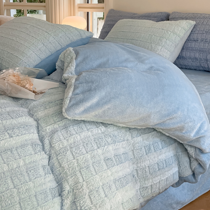 91家纺网 家纺一手货源 找家纺 安哆啦加厚9斤獭兔毛绒兔兔绒剪花牛奶绒四件套纯色双拼系列 天空蓝