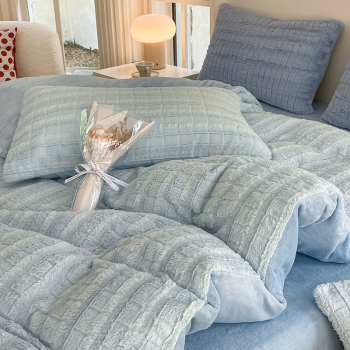 91家纺网 家纺一手货源 找家纺 安哆啦加厚9斤獭兔毛绒兔兔绒剪花牛奶绒四件套纯色双拼系列 天空蓝