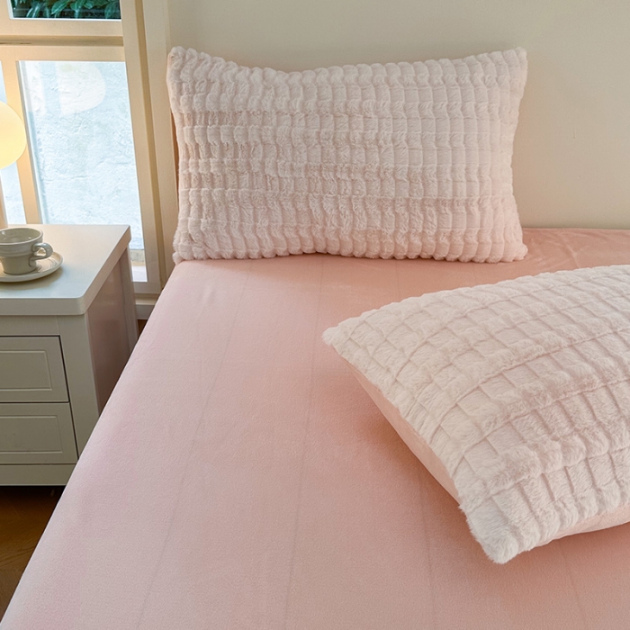 91家纺网 家纺一手货源 找家纺 安哆啦加厚9斤獭兔毛绒兔兔绒剪花牛奶绒四件套纯色双拼系列 温柔粉