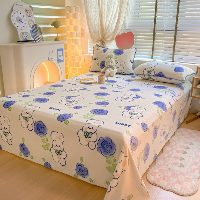 91家纺网 家纺一手货源 找家纺 安哆啦 2024新款高克重小清新牛奶绒单床单 蓝花小兔