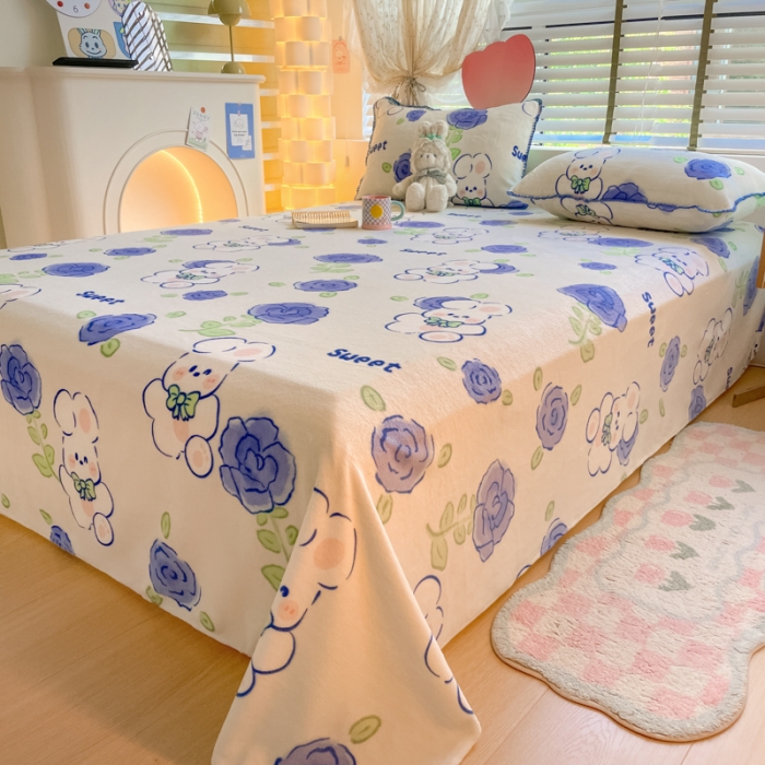 91家纺网 家纺一手货源 找家纺 安哆啦 2024新款高克重小清新牛奶绒单床单 蓝花小兔