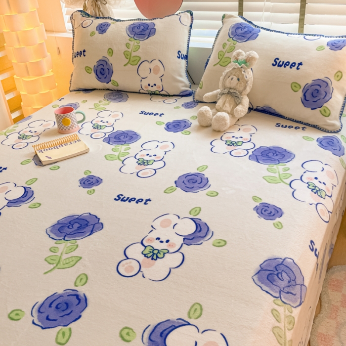 91家纺网 家纺一手货源 找家纺 安哆啦 2024新款高克重小清新牛奶绒单床单 蓝花小兔