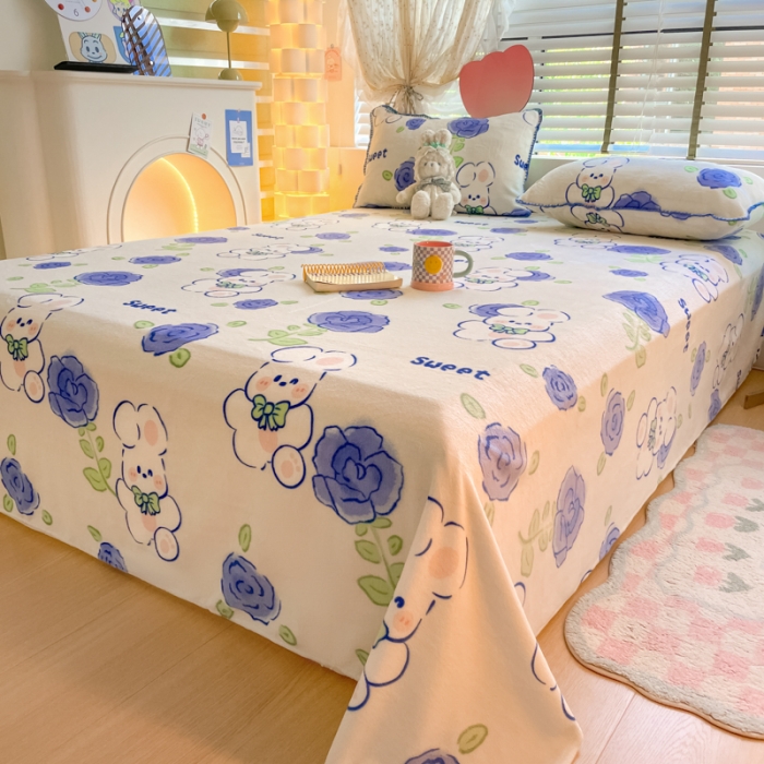 91家纺网 家纺一手货源 找家纺 安哆啦 2024新款高克重小清新牛奶绒单床单 蓝花小兔