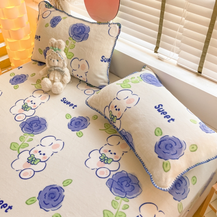 91家纺网 家纺一手货源 找家纺 安哆啦 2024新款高克重小清新牛奶绒单床单 蓝花小兔