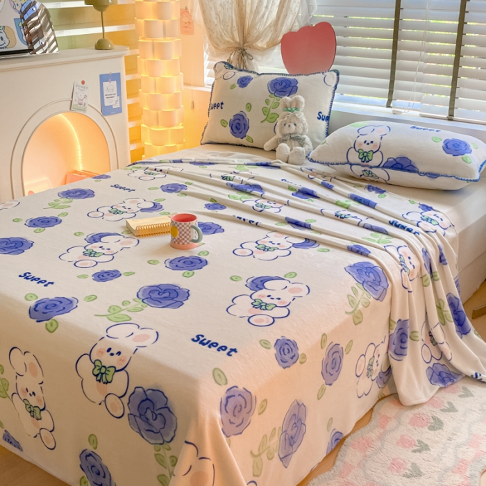 91家纺网 家纺一手货源 找家纺 安哆啦 2024新款高克重小清新牛奶绒单床单 蓝花小兔