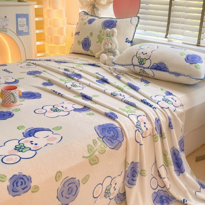 91家纺网 家纺一手货源 找家纺 安哆啦 2024新款高克重小清新牛奶绒单床单 蓝花小兔